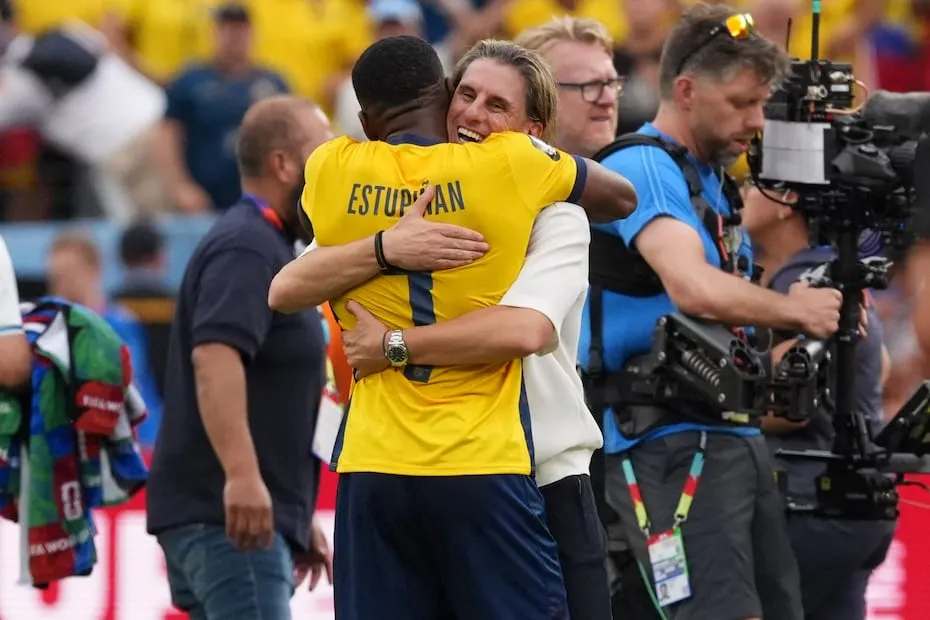 El seleccionador de Ecuador, Sebastian Beccacece celebra con Pervis Estupiñán en la victoria de Ecuador ante Alemania, durante la Fase de Grupos del Mundial de 2026 - Foto: EFE
