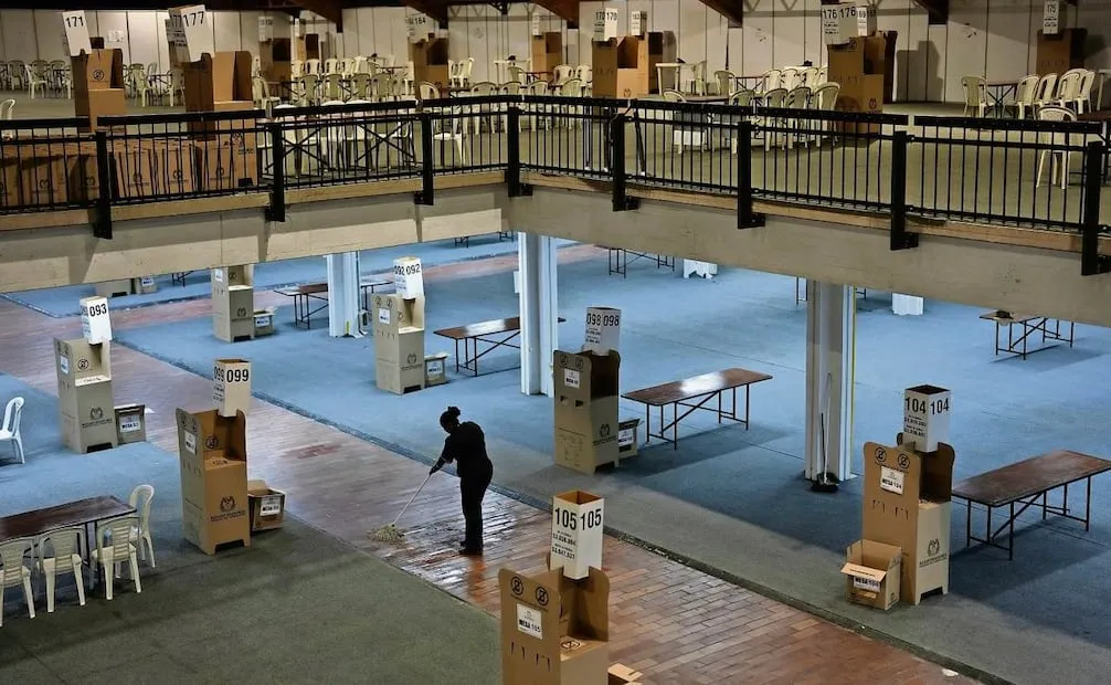 Una empleada limpia un centro de votación en Bogotá a fin de prepararlo para la segunda vuelta de las elecciones presidenciales del domingo. Foto: AP Photo/Fernando Vergara