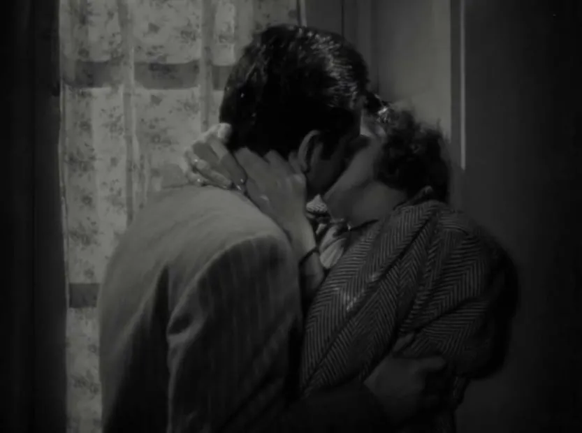 Pedro Armendáriz y Andrea Palma se besan apasionadamente en "Distinto Amanecer", película de 1943.
