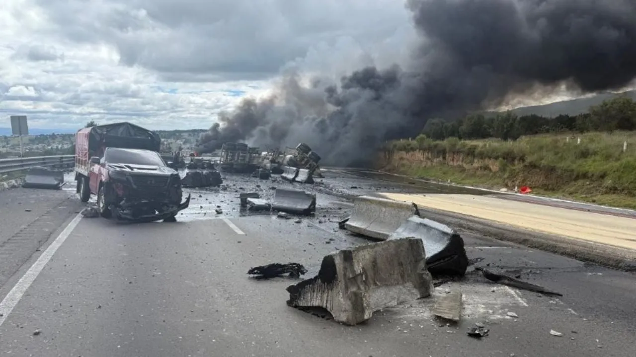Pipa con combustible choca y explota en caseta de la carretera Cárdenas-Coatzacoalcos; cierran la circulación