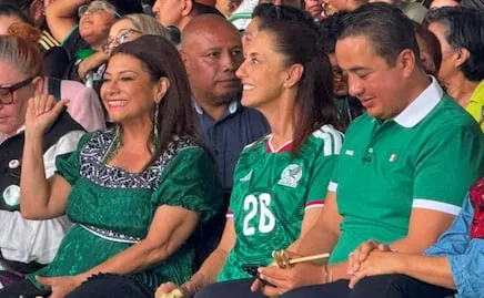 Políticos presumen su asistencia al partido inaugural del Mundial; Xóchilt Gálvez y Alito Moreno, entre ellos
