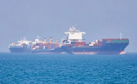 Portacontenedores es impactado por proyectiles en puerto de Irak; es por ataque de EU a buque iraní, dice Guardia Revolucionaria