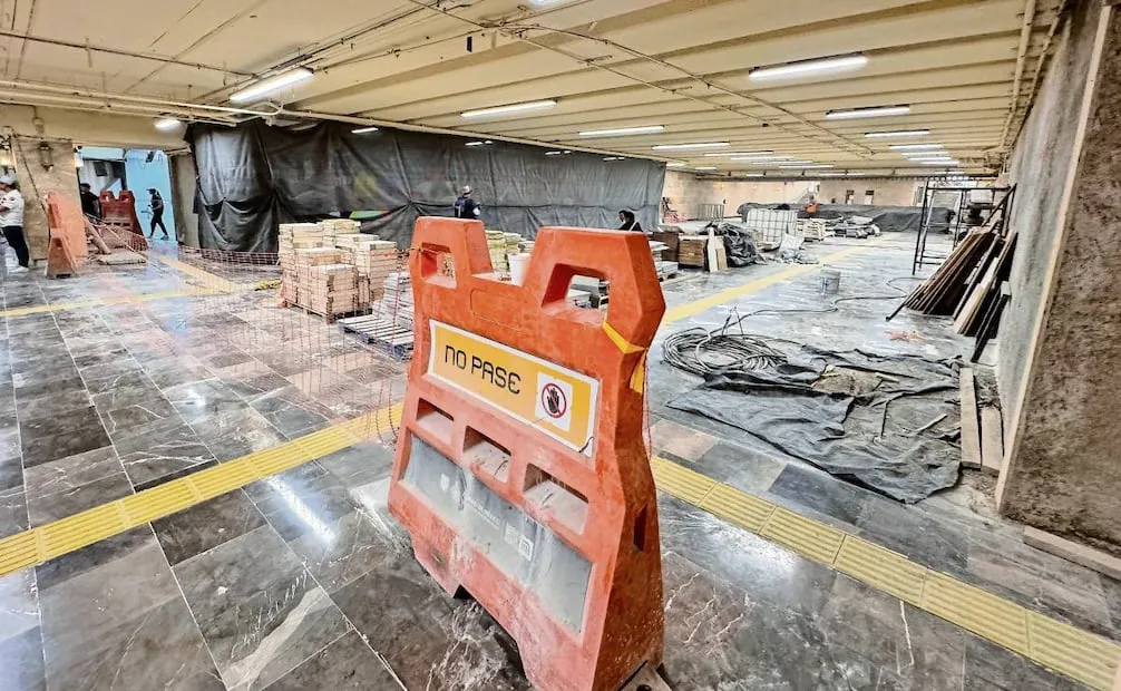 La L2 del Metro, en cuyas estaciones los usuarios sortean a los trabajadores que laboran contrarreloj para concluir la obra, será entregada la misma semana del inicio del Mundial. Foto: Hugo Salvador / EL UNIVERSAL