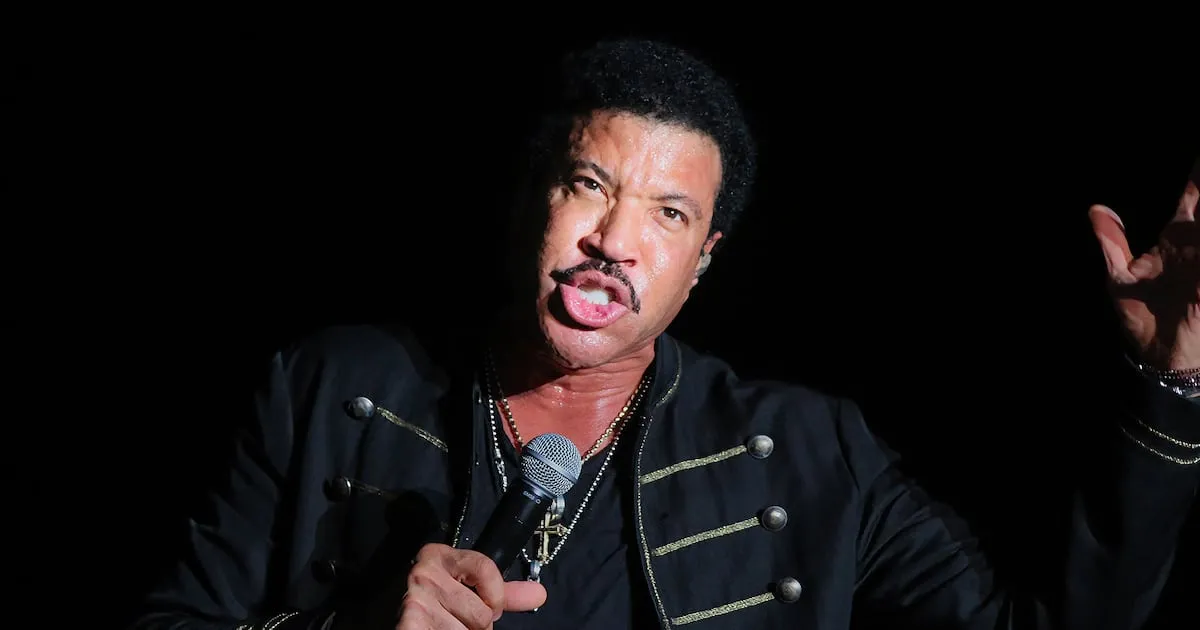 ¿Qué le pasó a Lionel Richie? Hospitalizan al cantante de ‘Say You, Say Me’ tras abandonar concierto
