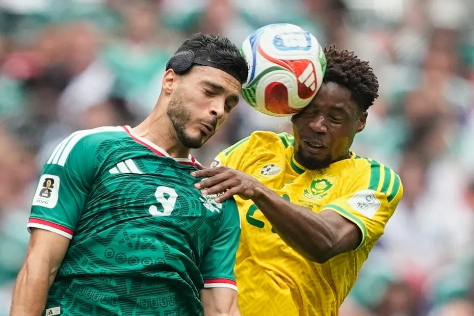 Raúl Jiménez e Ime Okon en el partido inaugural del Mundial de 2026, donde México se enfrentó a Sudáfrica - Foto: AP