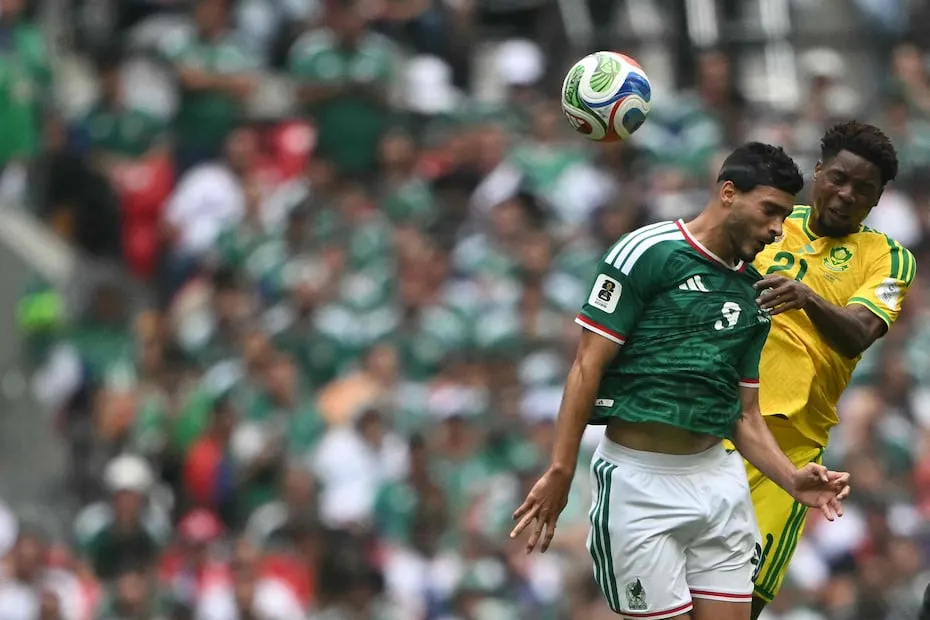Raúl Jiménez e Ime Okon en el partido inaugural del Mundial de 2026, donde México se enfrentó a Sudáfrica - Foto: AFP