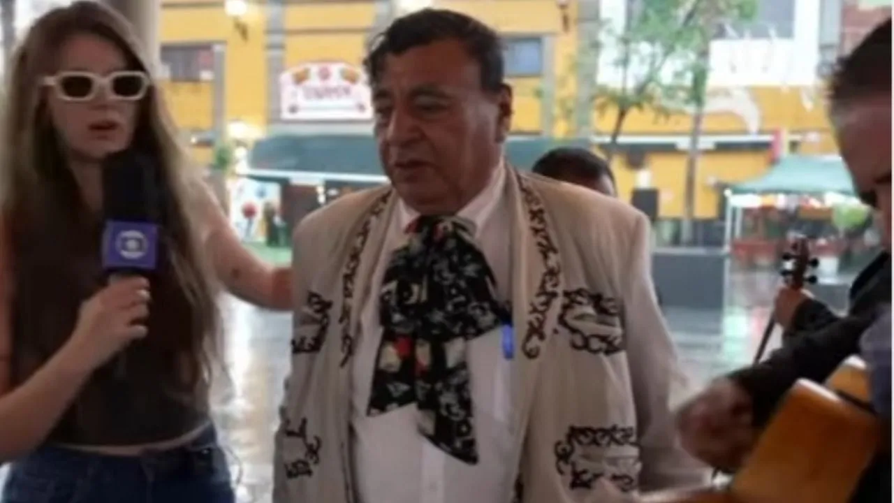 Reportera brasileña que cubre el Mundial en México queda 'impactada' al ver la pistola que portaba un mariachi en su traje