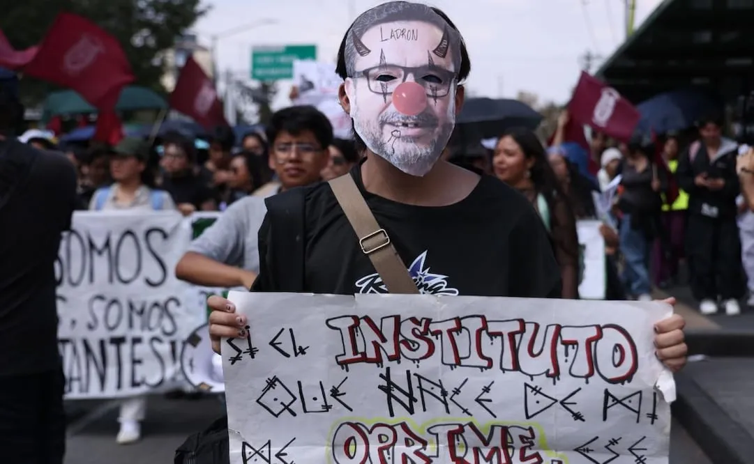Estudiantes del Instituto Politécnico Nacional (IPN) marcharon de la Plaza de las Tres Culturas a la Secretaría de Gobernación (Segob) para exigir la renuncia de su director general, Arturo Reyes Sandoval. Exigen ser atendidos por la secretaria Rosa Icela Rodríguez debido a que hay temas más importantes que el mundial dentro de la institución. Foto: Galo Cañas / CUARTOSCURO