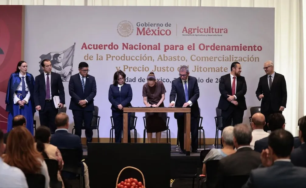 Sheinbaum firma acuerdo con productores de jitomate (03/06/2026). Foto: X @Claudiashein