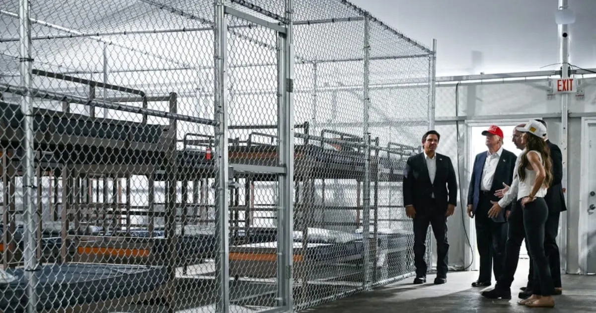 Temporada de huracanes ‘da una mano’ a migrantes: ICE traslada a detenidos en ‘Alligator Alcatraz’