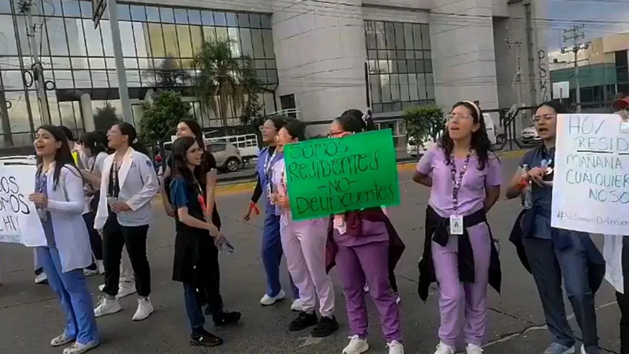 Trabajadores de la salud del IMSS protestan en León para exigir la liberación de un residente acusado de robo