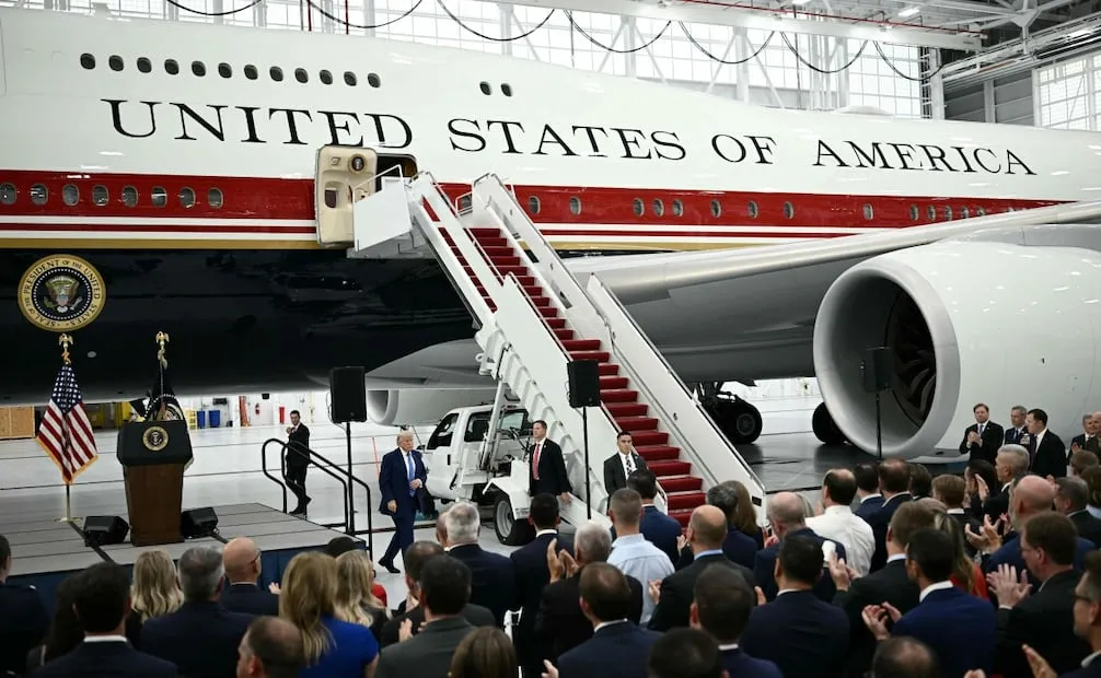 Trump camina dentro de un hangar en la Base Conjunta Andrews, en Maryland, junto al nuevo Air Force One (19/06/2026). Foto: AFP