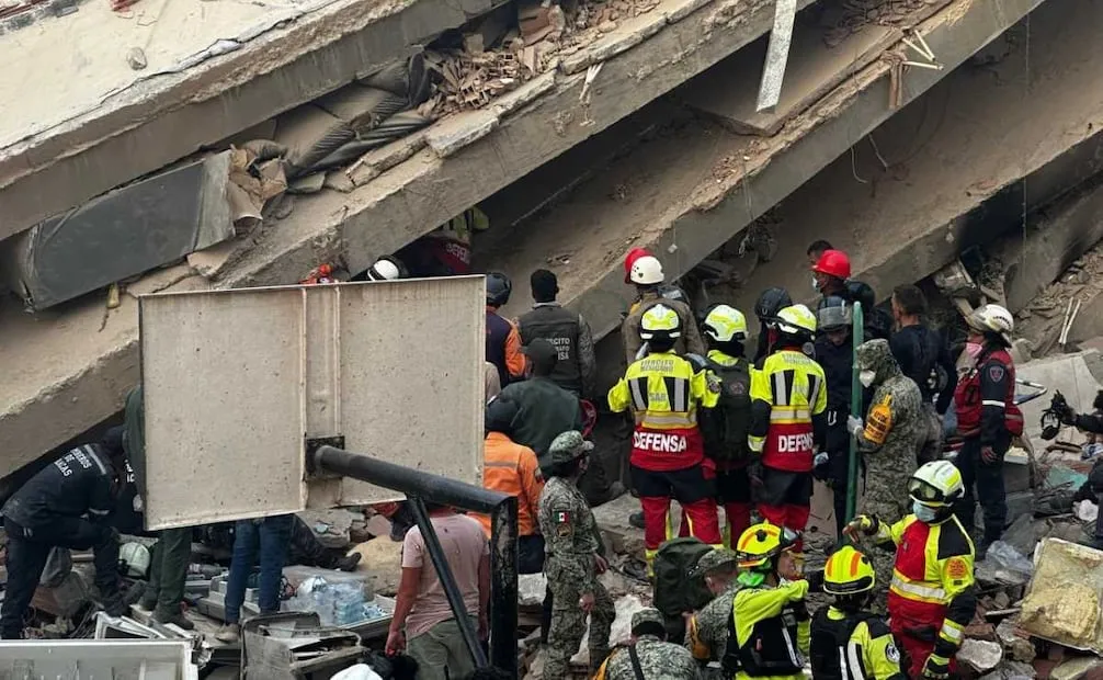Ejército mexicano rescata con vida a un menor en Venezuela tras los fuertes sismos en ese país. Foto: Defensa