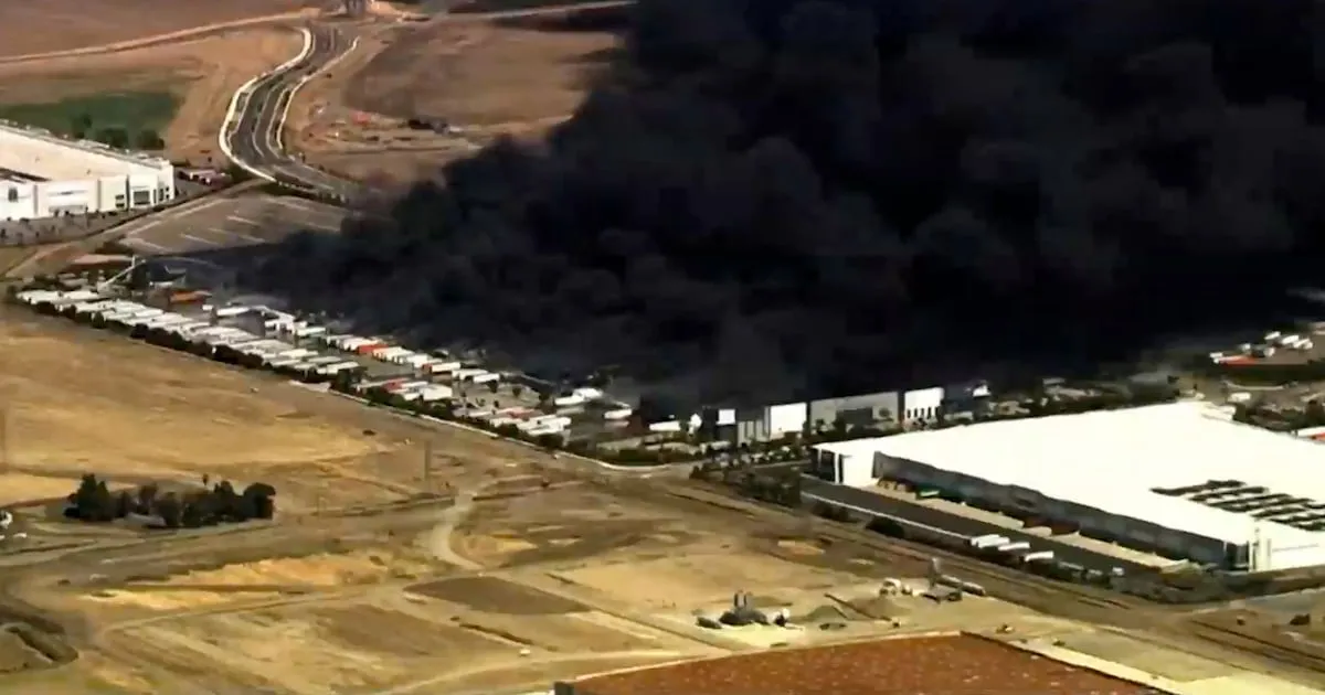 (VIDEOS) Enorme incendio en Tracy, California, ‘devora’ almacén de insumos médicos por tercer día