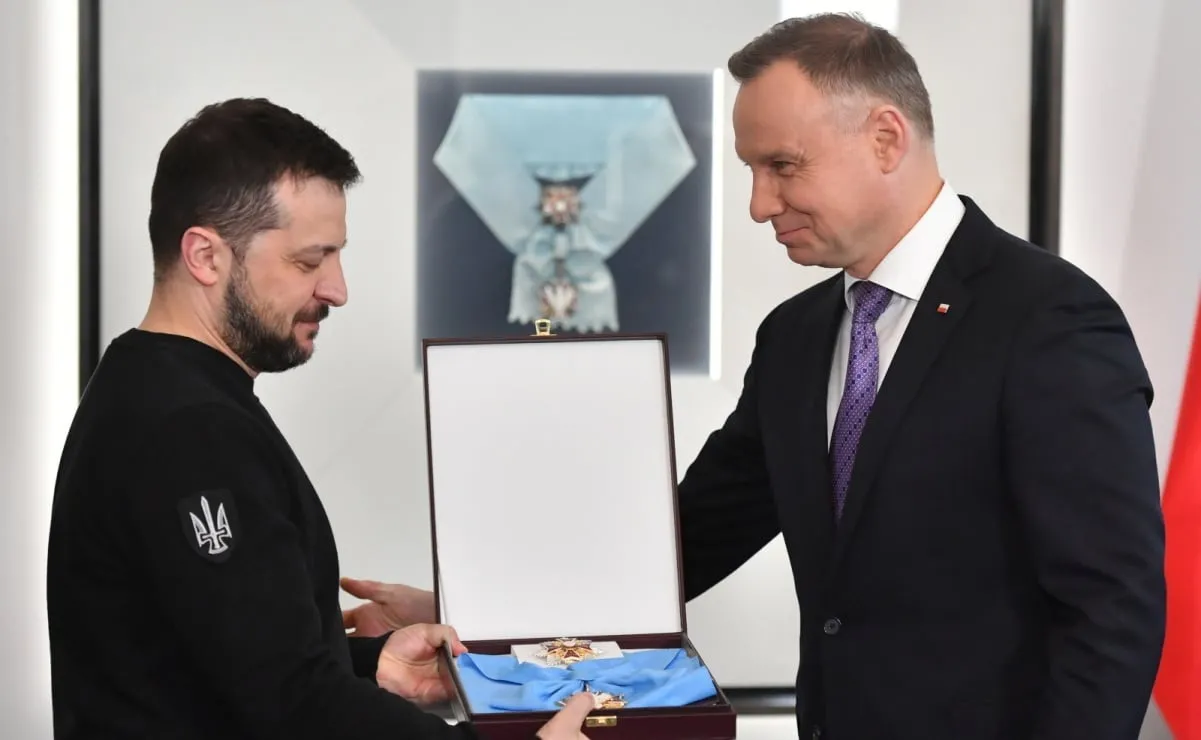Zelensky devuelve condecoración a Polonia; reitera ofrecimiento de diálogo ante disputa por homenaje a grupo militar