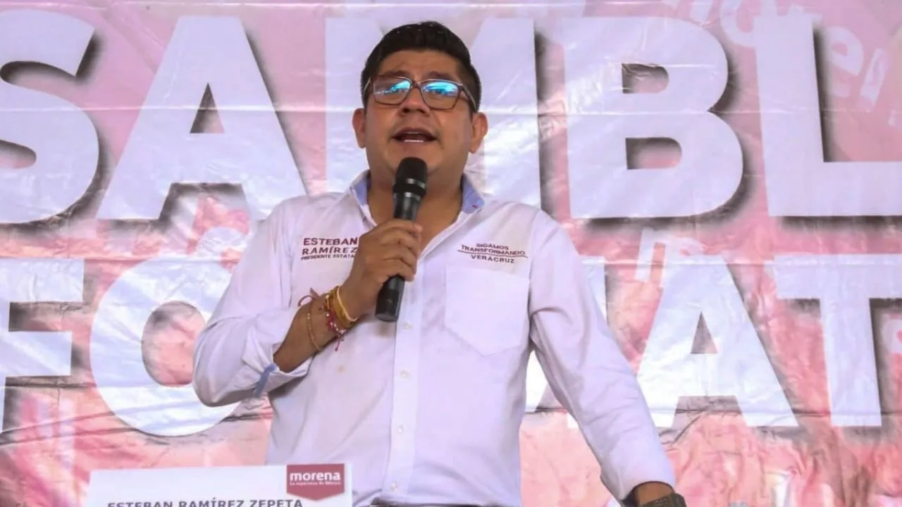 A empujones y gritos de "traidor", morenistas corren a su dirigente estatal de Tatahuicapan, Veracruz
