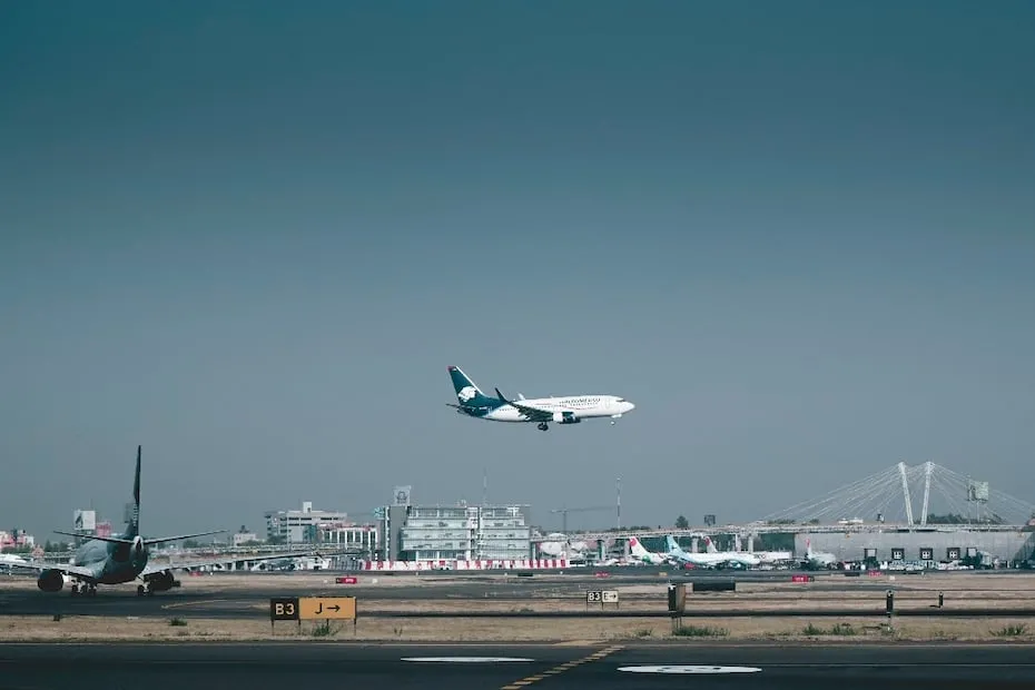 Mientras operadores estadounidenses recortan vuelos, compañías como Volaris incrementan su presencia en las rutas binacionales. Foto: Unsplash