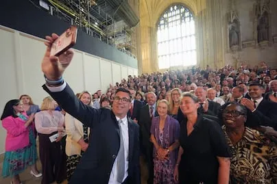 Andy Burnham anuncia "plan a 10 años" para "enderezar el rumbo"; anuncia apoyo a Zelensky