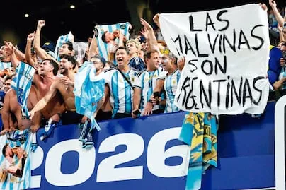 "Puede que el Mundial no sea nuestro, pero las Malvinas sin duda lo son": Londres; piden investigación sobre pancarta de jugadores