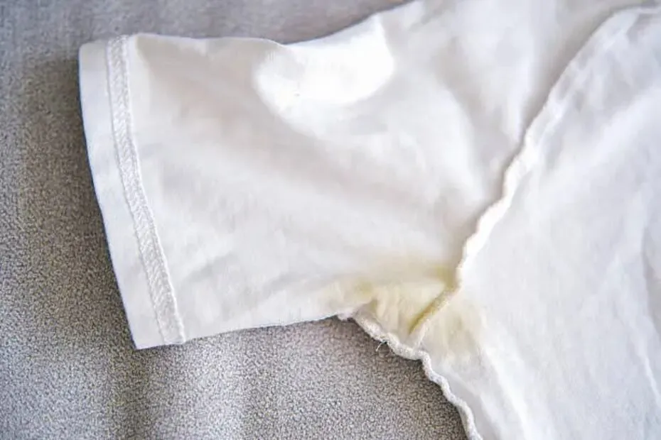 El responsable de las manchas amarillas en la ropa no es el sudor, sino el desodorante. Foto: Unsplash