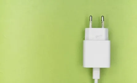 Esto le pasa al cargador del celular si lo dejas conectado todo el tiempo