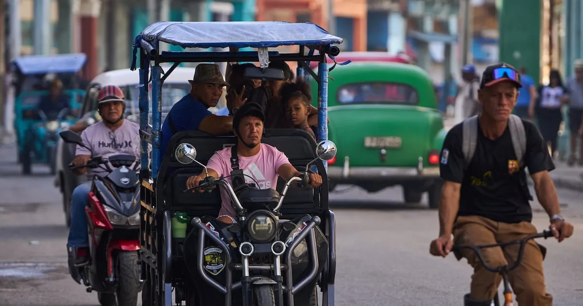 Bicis eléctricas ‘desplazan’ a los autos en Cuba: Así es como adaptan triciclos con paneles solares