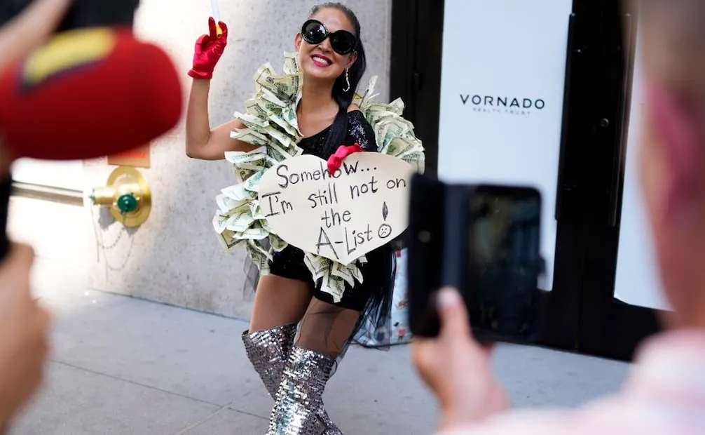 Una manifestante, citada por The New York Times, señaló que su protesta buscaba visibilizar la desigualdad de ingresos de forma irónica, al afirmar que “esta boda costará una fortuna” y recordar que muchos estadounidenses no cuentan con 400 dólares para una emergencia.Foto: Charles Sykes/Invision/AP.