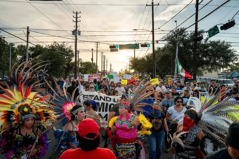 Manifestantes salieron a protestar y hacer una vigilia en honor del mexicano Lorenzo Salgado, asesinado por un agente del ICE en Houston, Texas. FOTO: AFP