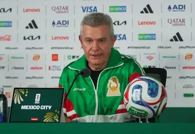Checo Pérez "presume" la playera de la Selección Mexicana, durante el Gran Premio de Gran Bretaña