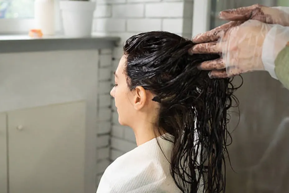 Luego de usar el café, lava tu cabello con un shampoo sin sulfatos. Foto: Unsplash