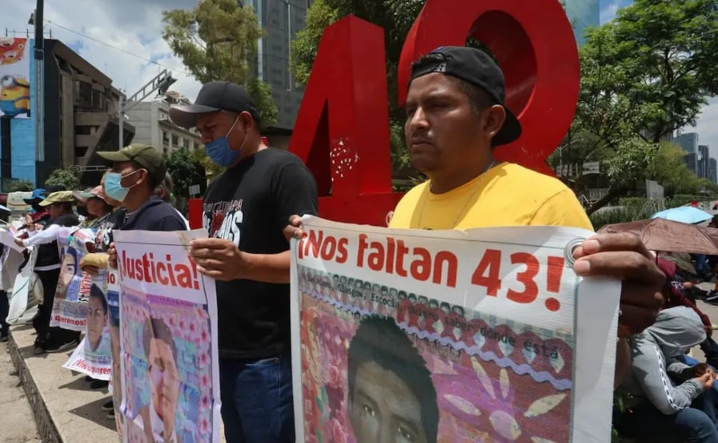 Padres y madres de los estudiantes desaparecidos de Ayotzinapa en el Antimonumento de los 43 este 12 de junio. Foto: Luis Camacho / EL UNIVERSAL