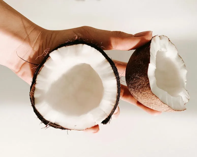El aceite de coco se obtiene de la parte blanca del fruto, la pulpa. Al aplicarse en la piel, logra retener la humedad para mantener el rostro hidratado. Foto: Unsplash