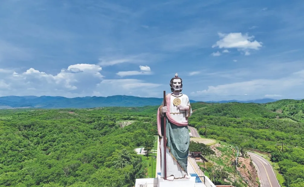 Una escultura de San Judas Tadeo, de 18 metros de altura, vigila desde lo alto de un cerro el poblado de Badiraguato. Foto: Valente Rosas/ EL UNIVERSAL
