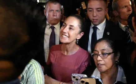 Sheinbaum aterriza en Nueva York para acudir a la final del Mundial; mexicanos la esperan en su hotel