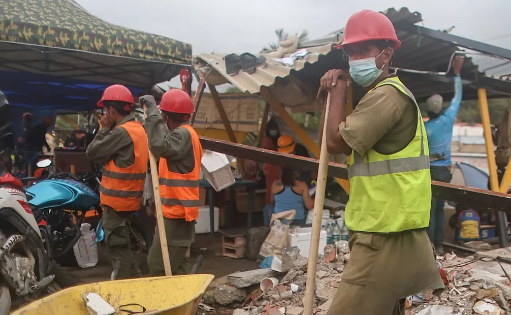 Equipos de emergencia mantienen las labores de búsqueda y rescate en las zonas afectadas por los terremotos, mientras continúa la evaluación de daños y la localización de posibles sobrevivientes. Foto: EFE