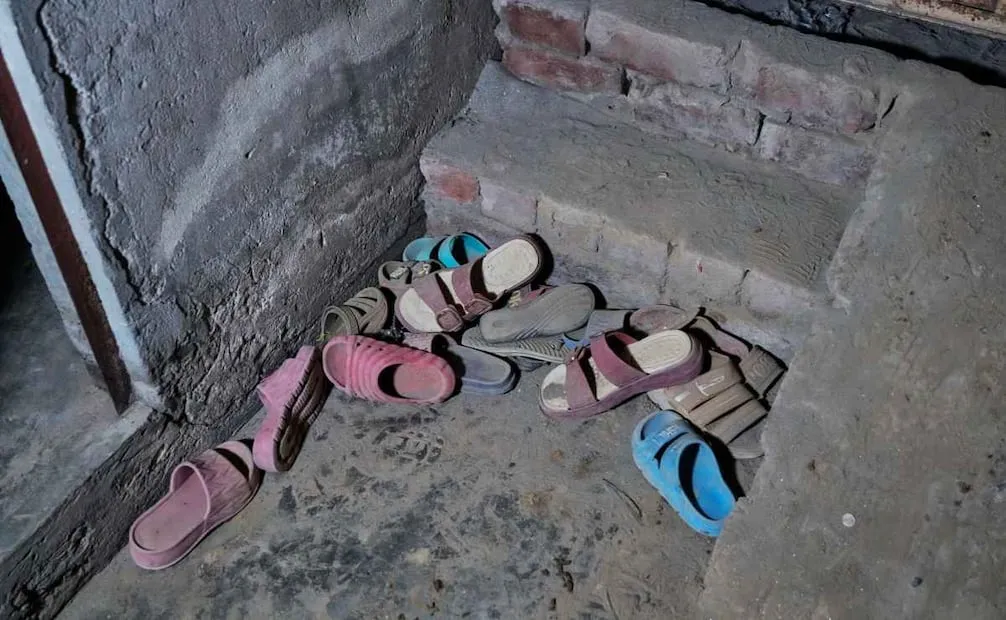 Zapatillas de niños abandonadas en el lugar donde se derrumbó un centro de tutoría en construcción, en las afueras de Lahore, Pakistán, el martes 30 de junio de 2026. Foto: AP