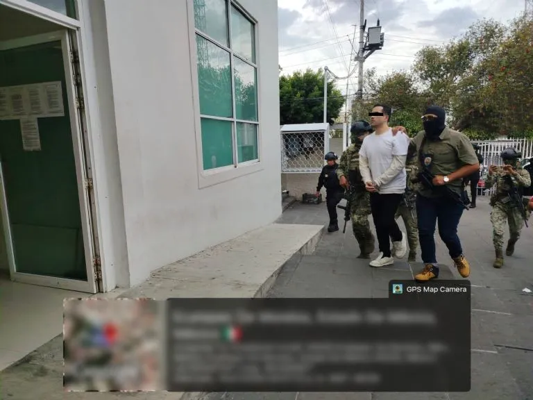 Detienen en el AICM a presunto líder de una red de "huachicol" en el Edomex
