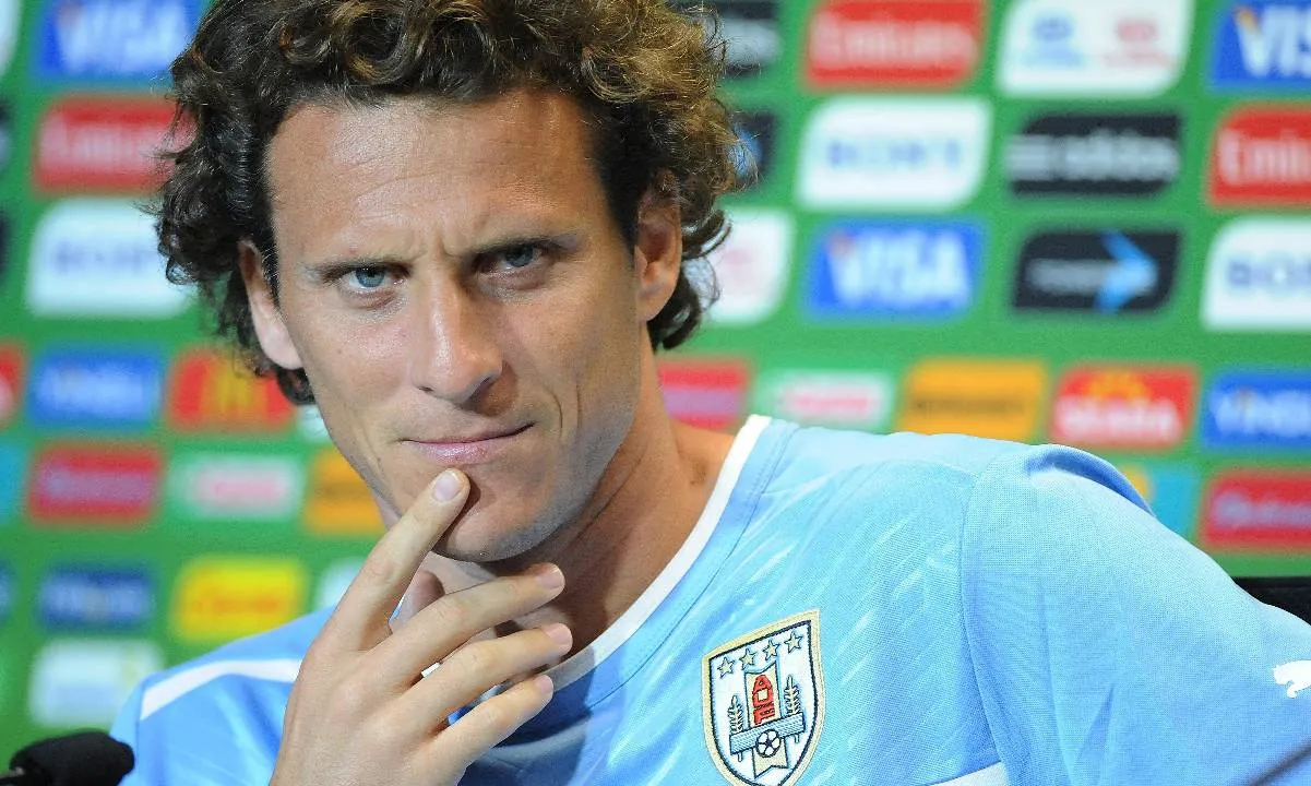 Diego Forlán reemplazaría a Marcelo Bielsa en el puesto de director técnico de Uruguay