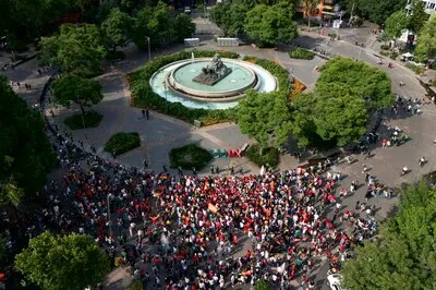 ‘El que no brinque es argentino’: Fans ‘toman’ la Fuente de Cibeles para festejar victoria de España (FOTOS)