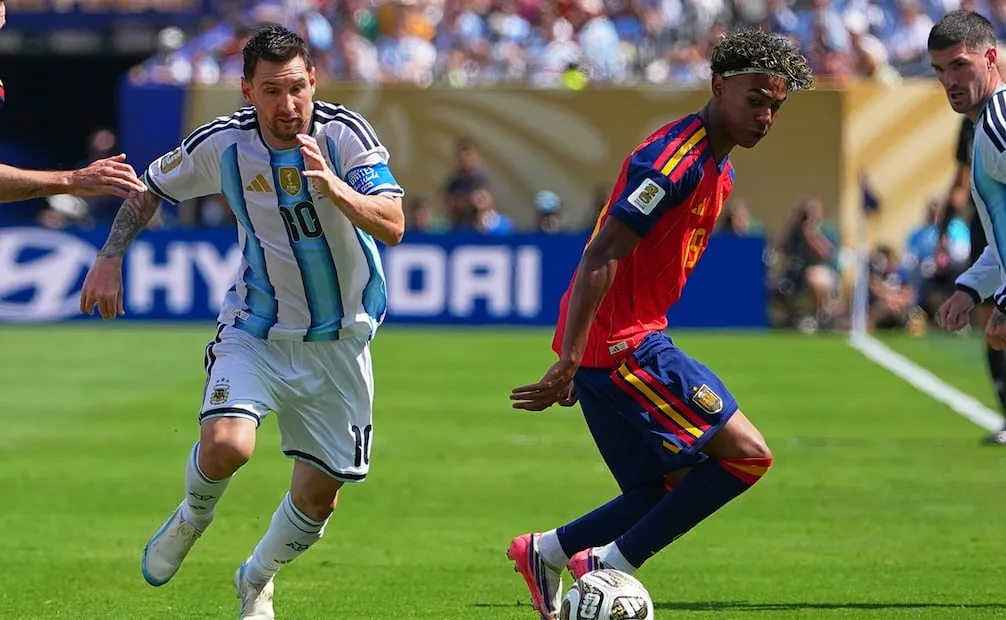 Lionel Messi y Lamine Yamal con las selecciones de Argentina y España, respectivamente, durante la final del Mundial de 2026 - Foto: AP