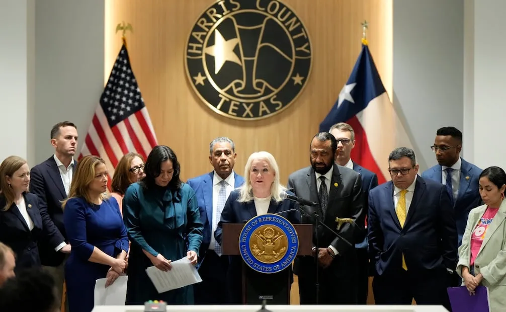 La congresista Sylvia García encabeza una conferencia de prensa junto a otros legisladores después de un foro sobre la muerte de Lorenzo Salgado Araujo, quien murió tras recibir disparos de un agente de ICE en Houston (24/07/2026). Foto: AP