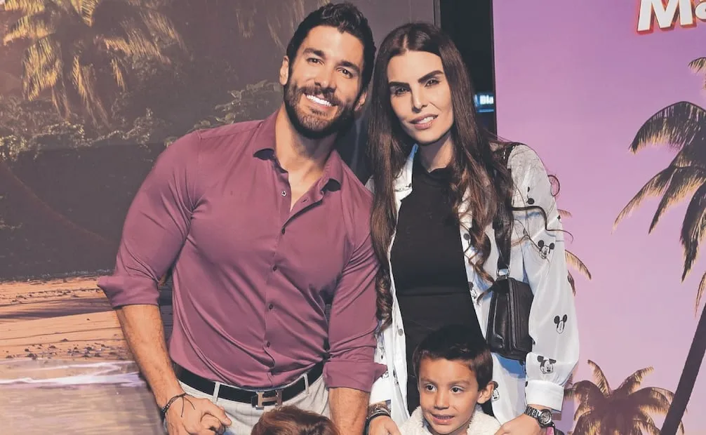 El conductor Kike Mayagoitia, su esposa Cynthia de la Vega e hijos. Fotos: CLASOS y Carlos Mejía/ EL UNIVERSAL