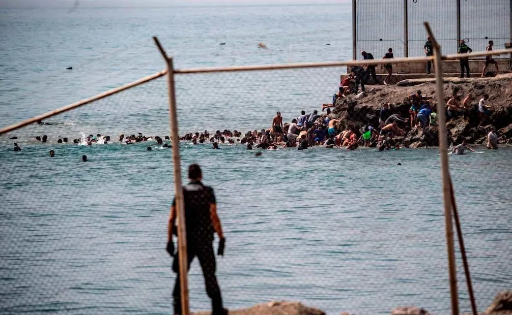 Migrantes cruz desde Morocco al enclave de Ceuta. (30/07/26) Foto: AP