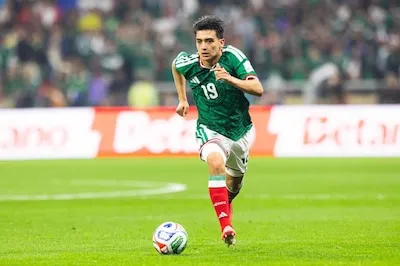 Gilberto Mora se gradúa de la prepa; Memo Ochoa lo felicita: ‘Te admiro, sigue soñando’