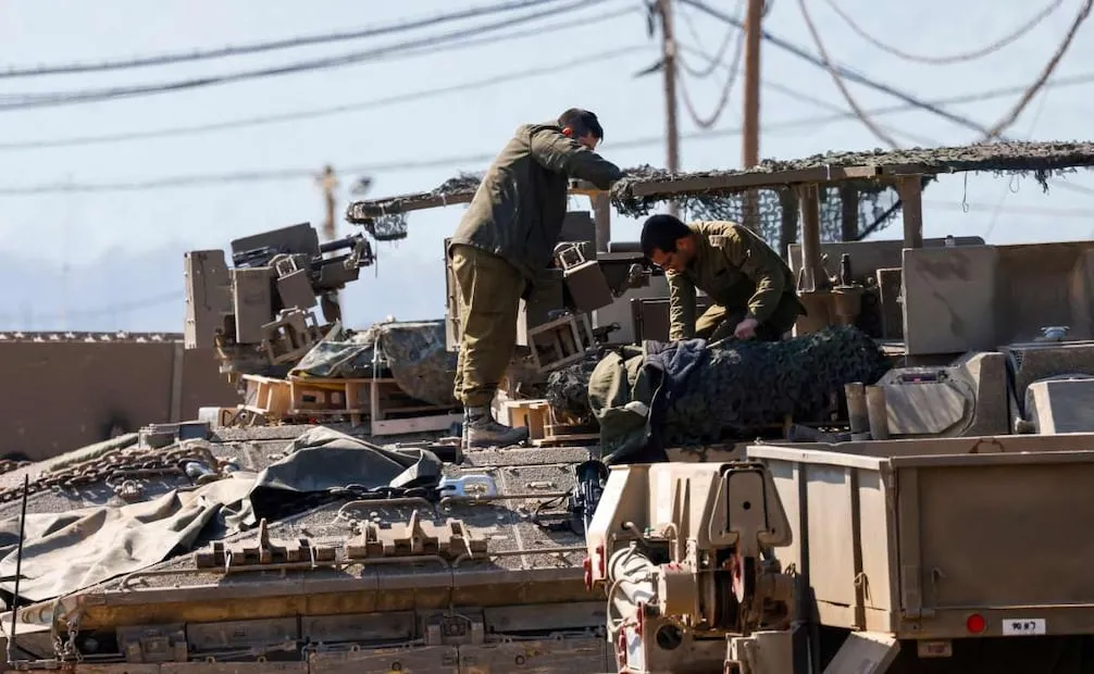 Soldados israelíes colocan su equipo sobre un tanque en la Alta Galilea, cerca de la frontera con Líbano, el 2 de marzo de 2026. Israel bombardeó Líbano el 2 de marzo tras el lanzamiento de cohetes de Hezbolá. Varios aviones de guerra estadounidenses se estrellaron en Kuwait e Irán lanzó misiles contra la región, mientras se expandía la guerra con Israel y Estados Unidos. Foto: AFP
