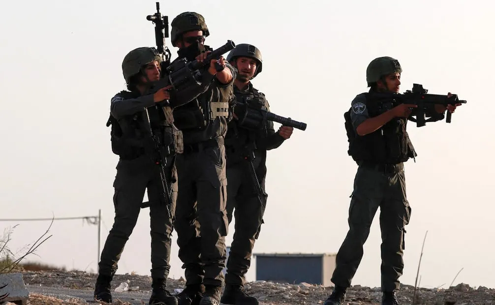 Militares israelíes patrullan la aldea palestina de Tell, en la Cisjordania ocupada, un día después de enfrentamientos entre pobladores y colonos que dejaron cuatro palestinos muertos, según autoridades locales (25/07/2026). Foto: AFP