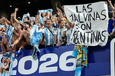 ‘¡Las Malvinas son argentinas!’: Messi celebra al lado de cartel prohibido tras ganarle a Inglaterra (FOTOS)