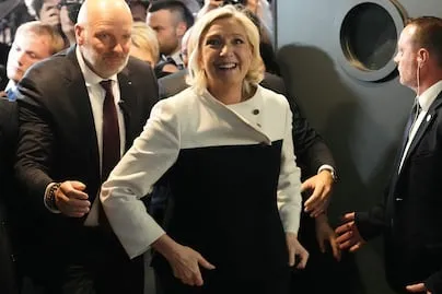 Le Pen es condenada a usar brazalete electrónico, multa e inhabilitación por 45 meses; podrá presentarse en elecciones
