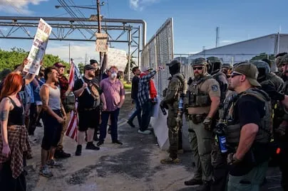 ICE arresta a 10 mil migrantes en cinco días; acelera la estrategia de deportaciones de Trump