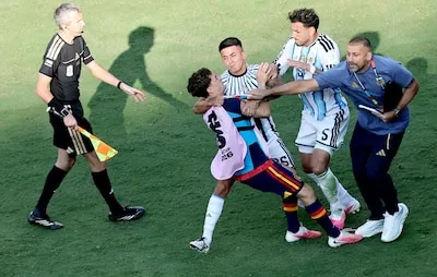 Más problemas para Argentina: FIFA investiga puñetazo de Nahuel Molina en la final del Mundial
